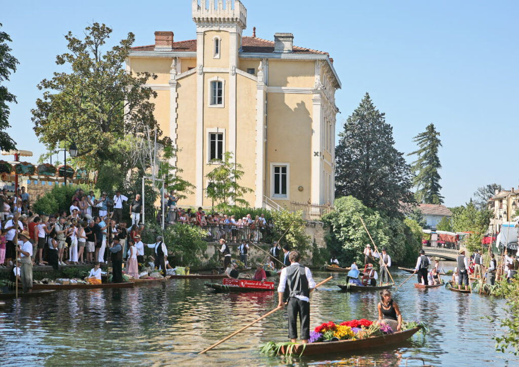 Marché flottant à l'Isle-sur-la-Sorgue