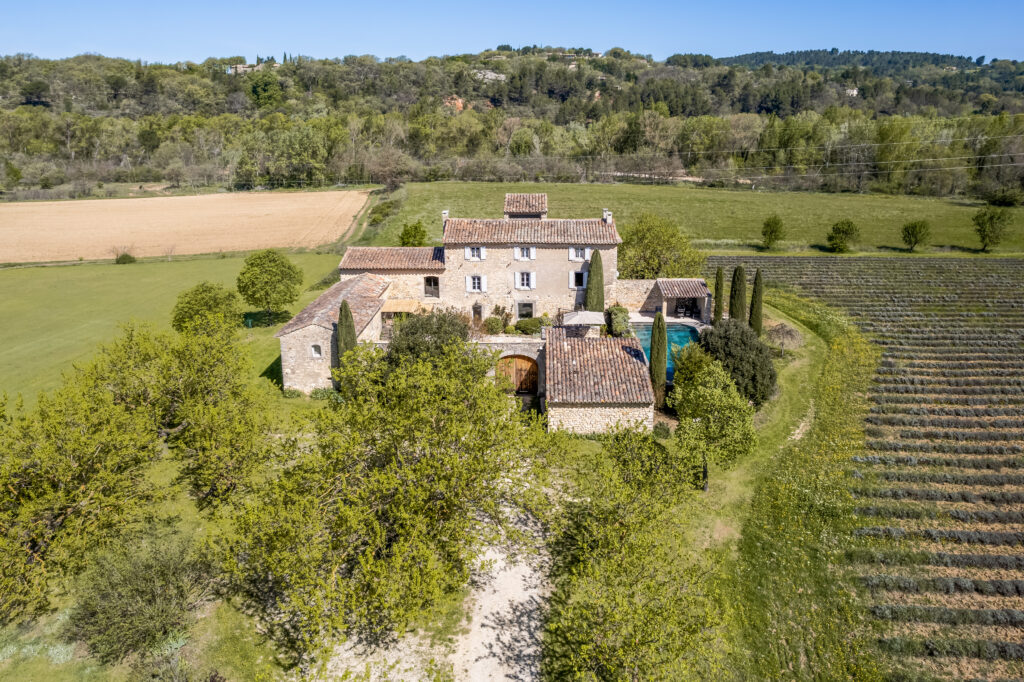 Proprit en pierre avec piscine avec un environnement naturel, champs de lavande ..